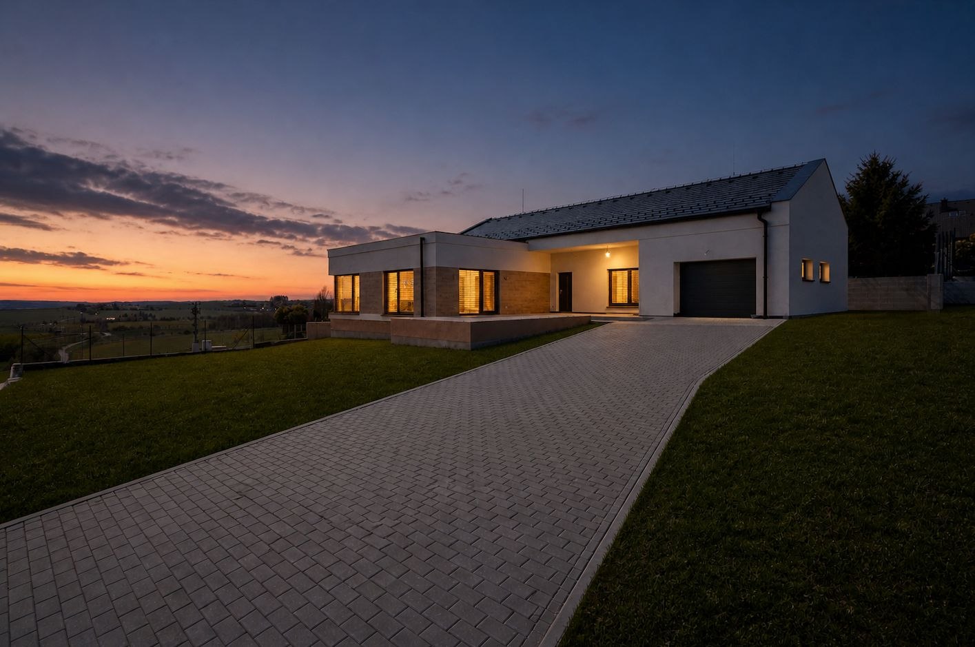 Novostavba Divišov při západu slunce